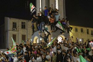 Des Syriens célèbrent après que le président américain Donald Trump a annoncé, lors de sa visite en Arabie saoudite, son intention d’alléger les sanctions contre la Syrie et de normaliser les relations avec son nouveau gouvernement, à Homs, en Syrie, mardi 13 mai 2025.