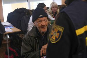 Un homme âgé réfugié dans un centre de transit qui accueille les habitants de la région de Kharkiv, proches de la ligne de front, le 12 mai 2025.