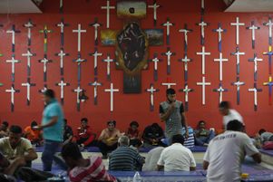 Des migrants prennent leur repas dans la chapelle du refuge pour migrants « La 72 » à Tenosique, au Mexique, le 24 mars 2021.