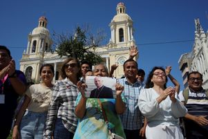 Devant la cathédrale Santa-Maria à Chiclayo (Pérou), juste après l’élection du pape Léon XIV, le 8 mai.