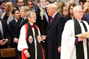 Le président américain Donald Trump se tient près de la révérende Mariann Edgar Budde alors qu’il assiste au service de la Journée nationale de la prière à la cathédrale nationale de Washington, aux États-Unis, le 21 janvier 2025.
