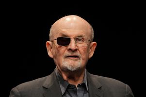 L’assaillant de l’écrivain Salman Rushdie a été condamné à vingt-cinq ans de prison, vendredi 16 mai 2025.