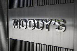 Le 16 mai 2025, les États-Unis ont perdu leur dernière note de crédit triple A attribuée par l’agence Moody’s, du fait des niveaux croissants de la dette publique. L’abaissement de la note de Aaa à Aa1 intervient le jour même où le projet de loi de finances de Donald Trump n’a pas réussi à passer un vote clé au Congrès.

Traduit avec DeepL. com (version gratuite)