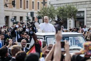 Le pape Léon XIV a effectué sa première sortie en papamobile, avant la messe d’inauguration de son pontificat, dimanche 18 mai à Rome. 