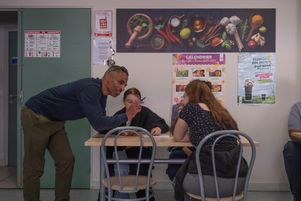 Au Mans, au collège Nouvelle Chance. Mohamed (à g.) discute avec des élèves.