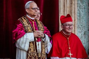 Selon la chef du gouvernement italien Giorgia Meloni, Donald Trump, Volodymyr Zelensky et des alliés européens de Kiev, dont Paris et Berlin, ont jugé « positivement » lundi 19 mai 2025 l’offre du pape Léon XIV (ici le 8 mai dernier) d’accueillir au Vatican des pourparlers entre l’Ukraine et la Russie.