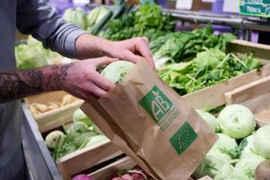 Le logo de la Marque AB agriculture biologique est présent sur les produits vendus comme ici au magasin Thierry Schweitzer de Haguenau le 21 mai 2025.