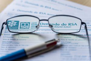 Formulaire de demande du Revenu de Solidarité Active (RSA), prestation de protection sociale française, qui complète les revenus d’une personne démunie ou aux ressources faibles, afin de lui garantir un revenu minimal.