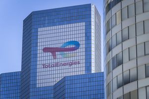 TotalEnergies continue de se présenter comme un bon élève sur le plan de la transition énergétique, comparé aux autres majors, qui remettent largement en cause leurs engagements en la matière.