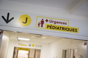 Un enfant de 12 ans est mort lundi à Saint-Quentin (Aisne) après une intoxication alimentaire sévère, et six autres cas ont été recensés dans la même zone, a-t-on appris mercredi 18 juin 2025.