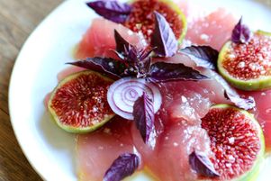 Le carpaccio de thon à l’huile infusée de feuilles de figuier de Sonia Ezgulian.