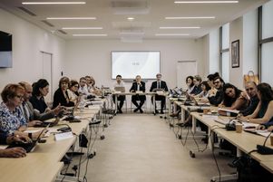 Jean-Jacques Marette préside la dernière réunion du conclave sur les retraites, entouré des partenaires sociaux, le 17 juin 2025 à Paris. 