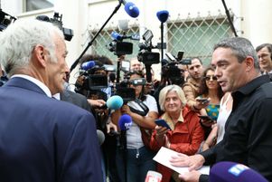 Le négociateur de la CFDT, Yvan Ricordeau (à droite) s’entretient avec le président du Medef, Patrick Martin (à gauche) lors d’une conférence de presse précédant la dernière réunion du « conclave », lundi 23 juin.