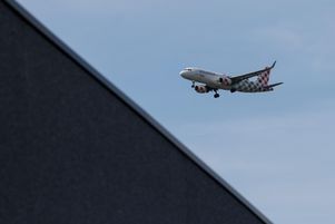 Les eurodéputés ont adopté mardi 24 juin 2025 une proposition qui permettrait de supprimer les frais pour les bagages à main en avion.
