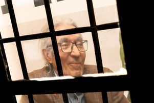 L’écrivain franco-algérien Boualem Sansal a été condamné par la cour d’appel d’Alger, mardi 1er juillet 2025. Ici, une illustration de l’écrivain emprisonné, affichée à Perpignan, en juin 2025.