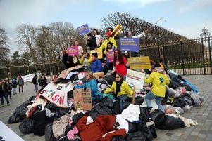 Le collectif Stop Fast-Fashion a déversé 10 tonnes de déchets textiles devant le Sénat à Paris pour protester contre la fast-fashion. Paris, France on March 14, 2025