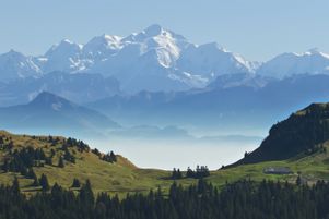Les réalisateurs Frédéric Fougea (Le Plus Beau Pays du monde) et Gilles Dufraisse sont partis à la rencontre, sur cinq continents, de plusieurs témoins des bouleversements en cours. Ici, dans les Alpes françaises.