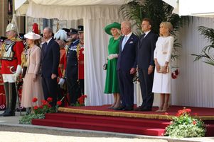 Le président Emmanuel Macron, le roi Charles III, la reine Camilla et Brigitte Macron, aux côtés de la princesse de Galles Kate (g) et du prince de Galles William, lors d’une cérémonie de bienvenue au château de Windsor, à l’ouest de Londres, le 8 juillet 2025