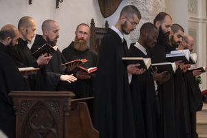 Chant grégorien durant la Messe dominicale au Monastère de Saint-Benoit-du-Mont, à Nursie, en Ombrie (Italie), en 2021.