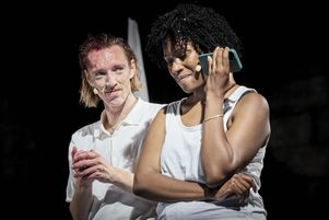 La Lettre’, mise en scène par Milo Rau, avec Arne De Tremerie et Olga Mouak.