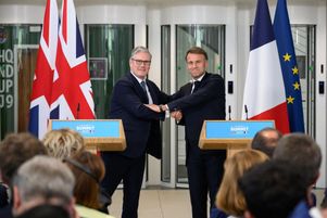 Le Premier ministre britannique Keir Starmer et Emmanuel Macron après la visite militaire conjointe au siège de Northwood, le 10 juillet 2025 à Londres.