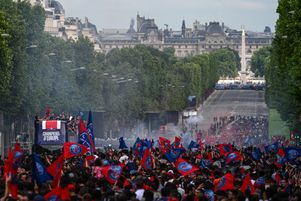 Des milliers de personnes s’étaient donné rendez-vous sur les Champs-Élysées à Paris pour célébrer la victoire du PSG le 1er juin dernier. Pour les festivités du 14-juillet et la finale du Mondial des clubs PSG-Chelsea, Paris et ses alentours seront sous surveillance dimanche 13 et lundi 14 juillet 2025.