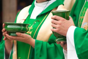 À la messe, communion sous les deux espèces.