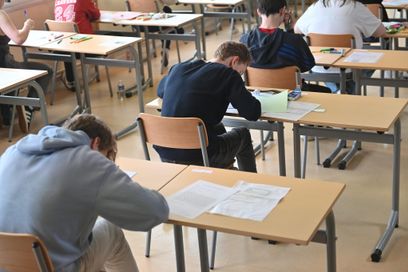 Top départ pour le bac 2025 : les épreuves écrites du bac pro débutent ce lundi 12 mai 2025, un mois avant celles du bac général et technologique.
