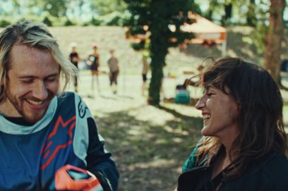 Le film « Partir un jour » d’Amélie Bonnin joue sur les contrastes entre les personnages de Bastien Bouillon et Juliette Armanet.