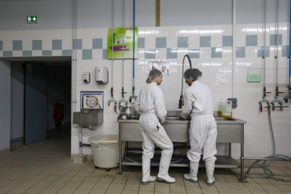 Des élèves du lycée Jean Yves Cousteau à Wasquehal (Nord) en Bac professionnel Bio Industrie De Transformation (BIDT), réalisent une collecte de denrée alimentaire et cuisine 50 litres de soupe pour les Restos du Cœur.