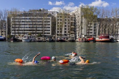 Paris, le 29 mars 2025, des baigneurs participent à la Coupe de Paris dans le bassin de la Villette.