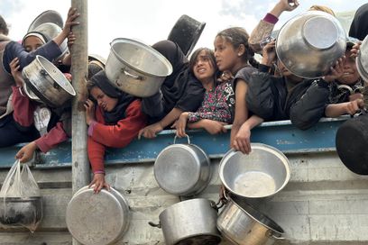 Des enfants palestiniens déplacés attendent de recevoir de la nourriture à Khan Younès dans la bande de Gaza, le 11 avril 2025.