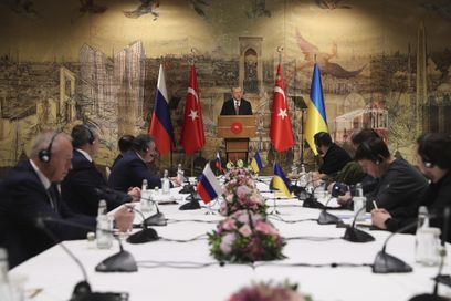 Pourparlers entre Russes et Ukrainiens sous l’égide du président turc (au centre) à Istanbul, en Turquie, le 29 mars 2022.