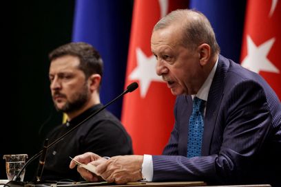 Le président turc Recep Tayyip Erdogan (à droite) et le président ukrainien Volodymyr Zelensky à Ankara, en Turquie, le 18 février 2025. 