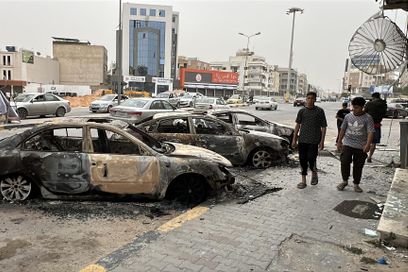  Des voitures calcinées dans la rue après des affrontements à Tripoli, Libye, 14 mai. 