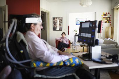 Michel Perozzo est atteint de la maladie de Charcot ou SLA. Il est aujourd’hui tétraplégique, nourri par sonde et ne peut plus parler. Seuls ses yeux peuvent bouger et c’est grâce à eux qu’il communique en actionnant un écran d’ordinateur avec son regard.