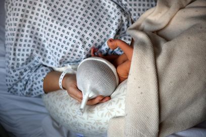 La proposition de loi pour un moratoire sur la fermeture des maternités, adoptée en première lecture jeudi 15 mai 2025, était portée par le groupe centriste Liot dans le cadre de sa « niche » parlementaire.