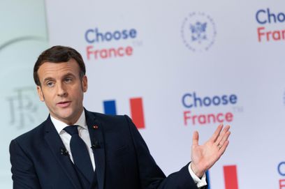 Emmanuel Macron (ici en 2021) a annoncé vendredi 16 mai 2025 que plus de 20 milliards d’euros d’investissements étrangers en France seront annoncés lundi au 8ème sommet Choose France. 