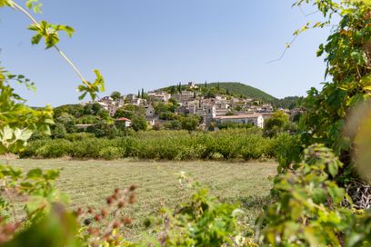 Chacun va traverser une crise, le temps d’un été passé dans un village vacances.