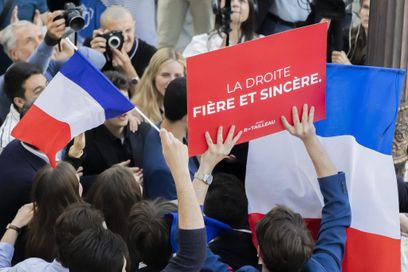 Des militants brandissent drapeaux et pancartes à l’annonce de l’élection de Bruno Retailleau à la présidence du parti, à Paris, le 18 mai 2025.