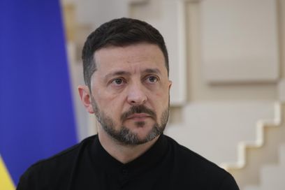 Le président ukrainien Volodymyr Zelensky a réagi lundi 19 mai 2025 aux annonces faites par Donald Trump et Vladimir Poutine après leur appel. Ici à l’ambassade d’Ukraine à Ankara, en Turquie, le 15 mai.