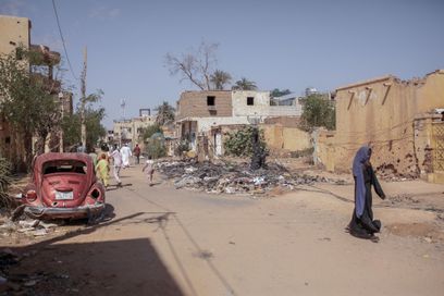 Un nouvel épisode d’affrontement s’est ouvert, mardi 20 mai 2025, à Omdurman, entre l’armée soudanaise et les paramilitaires des Forces de soutien rapide (FSR), en guerre depuis deux ans. (Photo : une rue d’Omdurman, en novembre 2024)