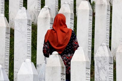 Une femme Bosniaque visite le mémorial de Srebenica lors d’une cérémonie funéraire organisée pour trente-deux nouvelles victimes identifiées du massacre de 1995, le 11 juillet 2023. Près de 1000 dépouilles restent toujours à trouver.