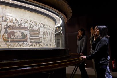 Lors du sommet franco-britannique de janvier 2018, Emmanuel Macron et la première ministre de l’époque, Theresa May, s’étaient mis d’accord pour le prêt de la tapisserie de Bayeux durant la rénovation du musée de Bayeux.