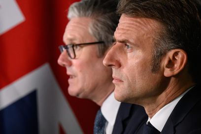 Le premier ministre britannique Keir Starmer et le président français Emmanuel Macron accueillent une réunion de la Coalition des volontaires au quartier général de Northwood, jeudi 10 juillet 2025.
