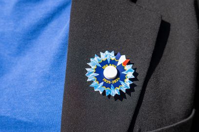 En 1934, 128 000 « bleuets de France » ont été vendus, un record. Au Royaume-Uni, le symbole du coquelicot est bien plus présent, avec 40 millions de fleurs produites l’année dernière.