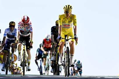 Remco Evenepoel, Jonas Vingegaard et Tadej Pogacar (de gauche à droite) lors de l’arrivée de l’étape normande Bayeux-Vire, le 10 juillet 2025. J