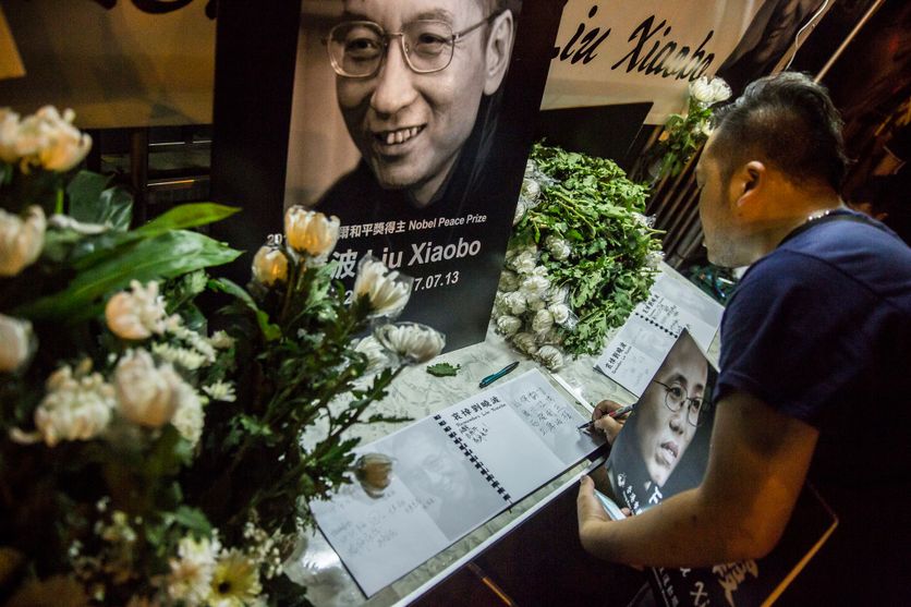 Une personne se recueille devant le portrait de Liu Xaiobo, Hong-Kong le 13 juillet 2017.