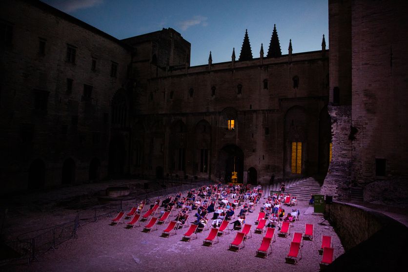 Projection aux Palais des papes devant une centaine de transats espacés pour revivre en théâtre filmé quelques grandes pièces du festival.