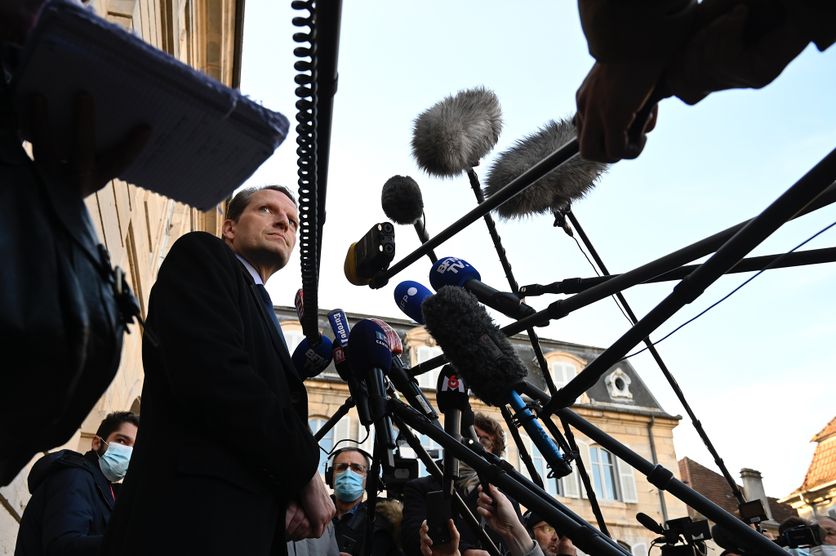 Le procureur Emmanuel Dupic répond aux questions des journalistes samedi 21 novembre devant la cour d’assise de Vesoul. 